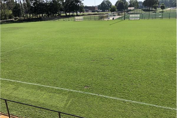 Aanleg sportpark met kunstgras en 3 natuurgras voetbalvelden, atletiekpiste gravel, beachterrein, skatepark, Finse piste en omgevingswerken - Sportinfrabouw NV